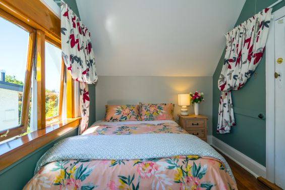 Sunflower Room bed